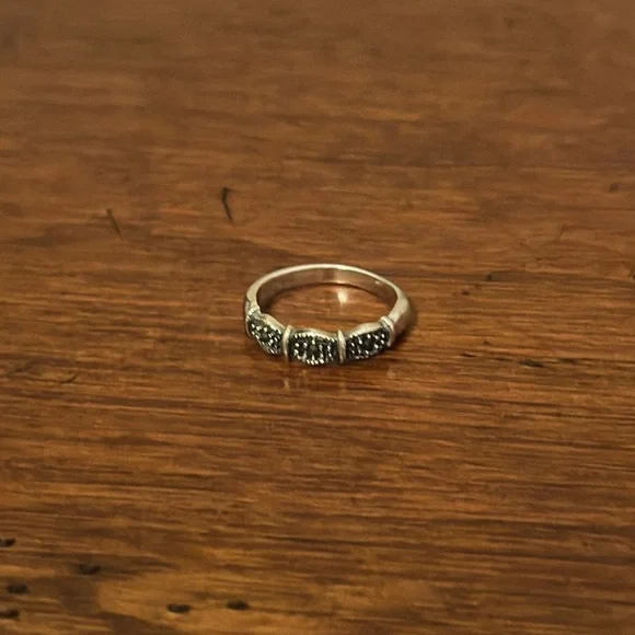 Women's Beautiful Marcasite Sterling Silver Ring Size 7 EUC - Picture 1 of 11